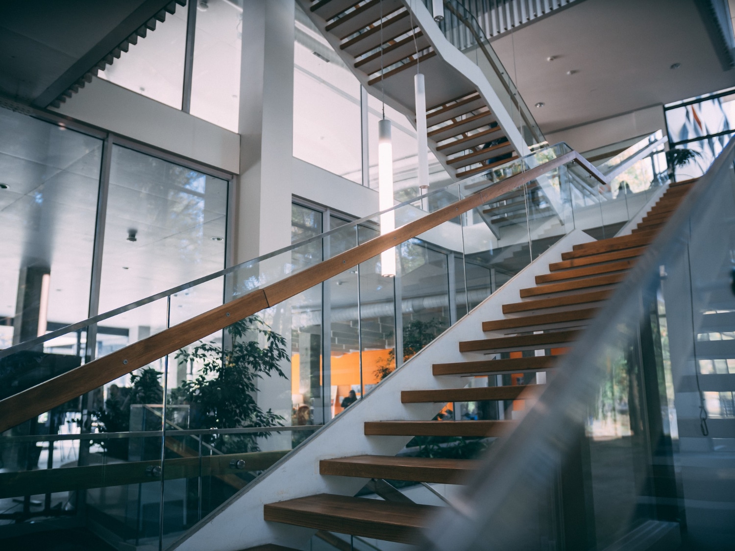 Glasgeländer Treppe – transparente Absturzsicherung