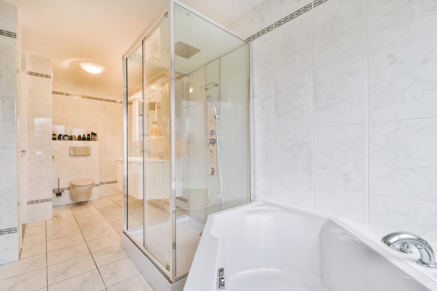Dusche neben Badewanne – professionelle Montage