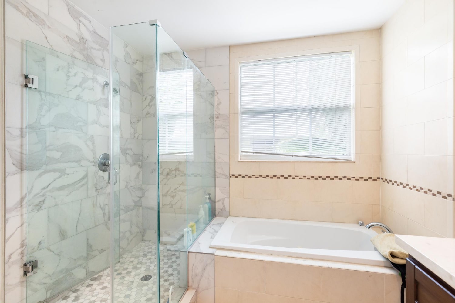 Dusche neben Badewanne – Anschluss an Wannenrand