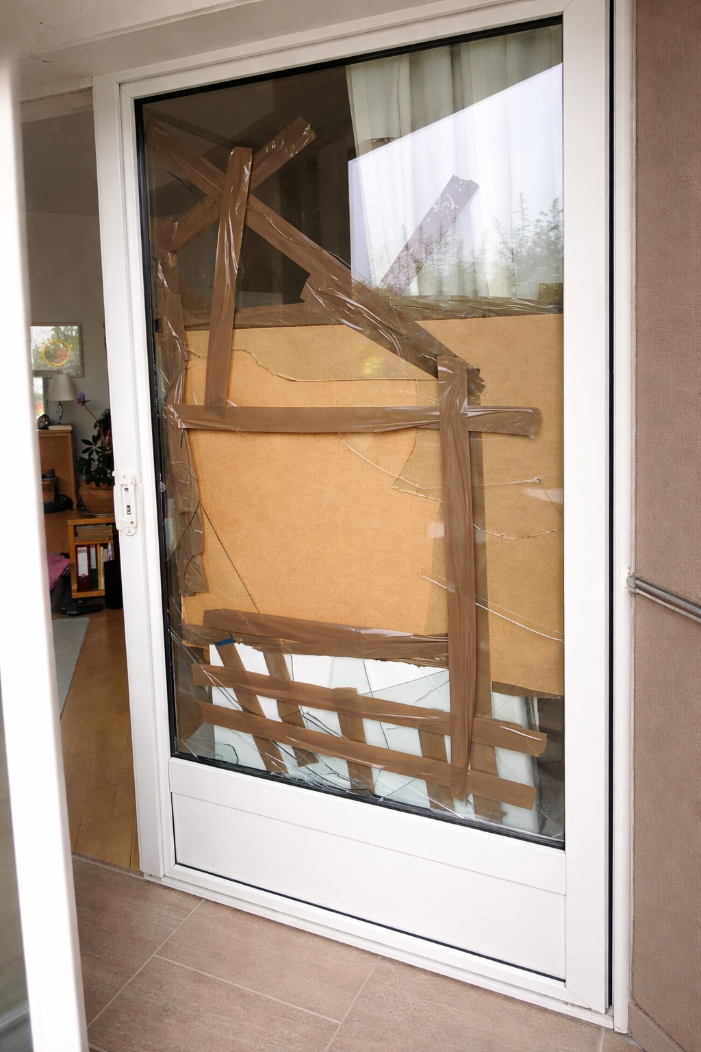 Gebrochenes Türglas ist ein Sicherheitsrisiko – schnelle Hilfe in Berlin