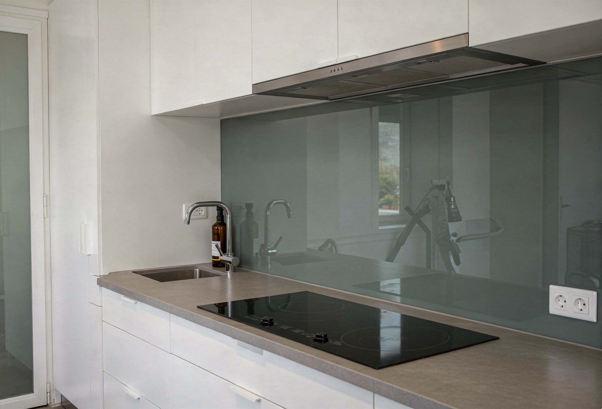 Küchenrückwand aus Glas – Spritzwasserschutz und moderne Optik