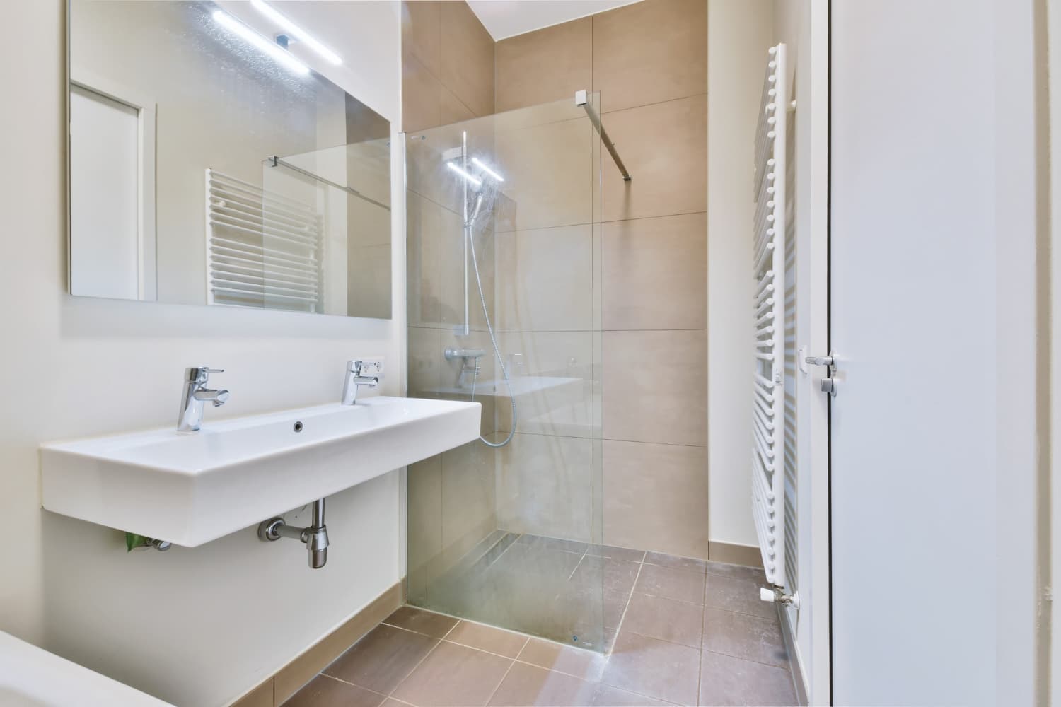 Walk-In Dusche aus Glas in Berlin – bodengleich montiert, barrierearm